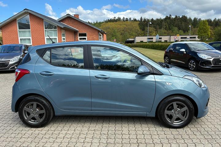Blå Hyundai i10 fra 2016