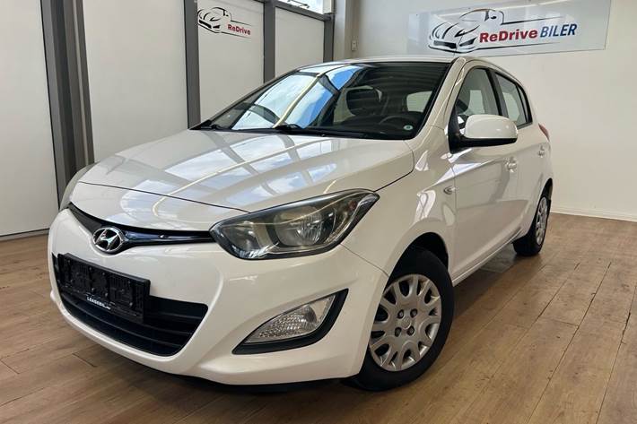 Hvid Hyundai i20 fra 2013 set udefra