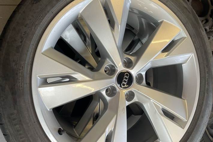 Hvid Audi Q4 fra 2023