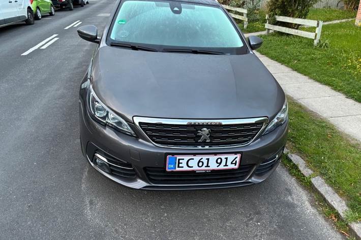 Grå Peugeot 308 fra 2018