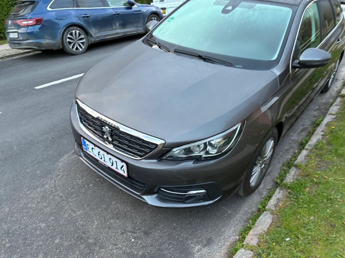 Grå Peugeot 308 fra 2018