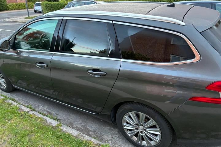 Grå Peugeot 308 fra 2018