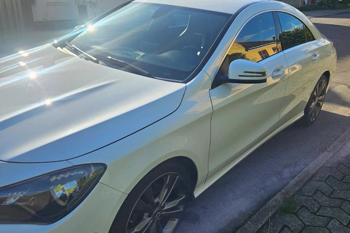 Hvid Mercedes CLA200 fra 2018