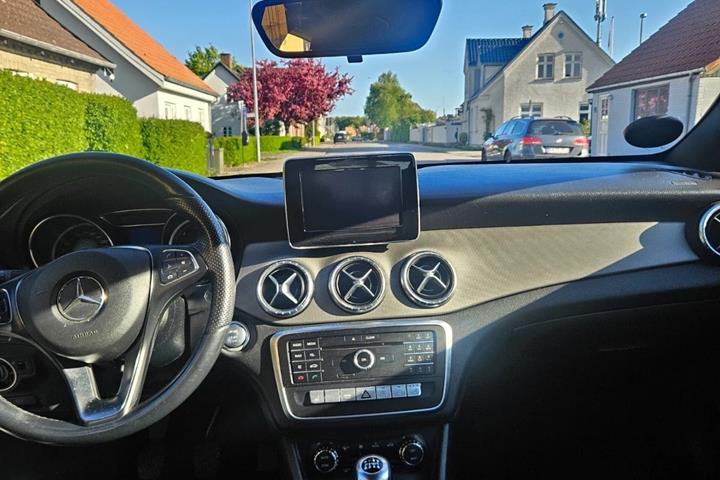 Hvid Mercedes CLA200 fra 2018
