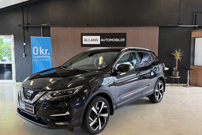 Sort Nissan Qashqai fra 2017 set udefra