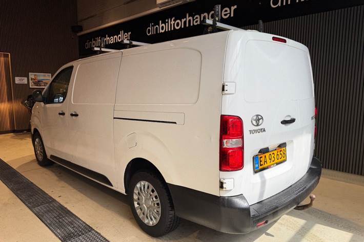 Hvid Toyota ProAce fra 2019