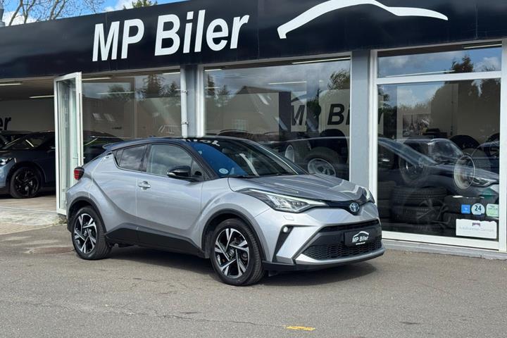Sølv Toyota C-HR fra 2023 set udefra