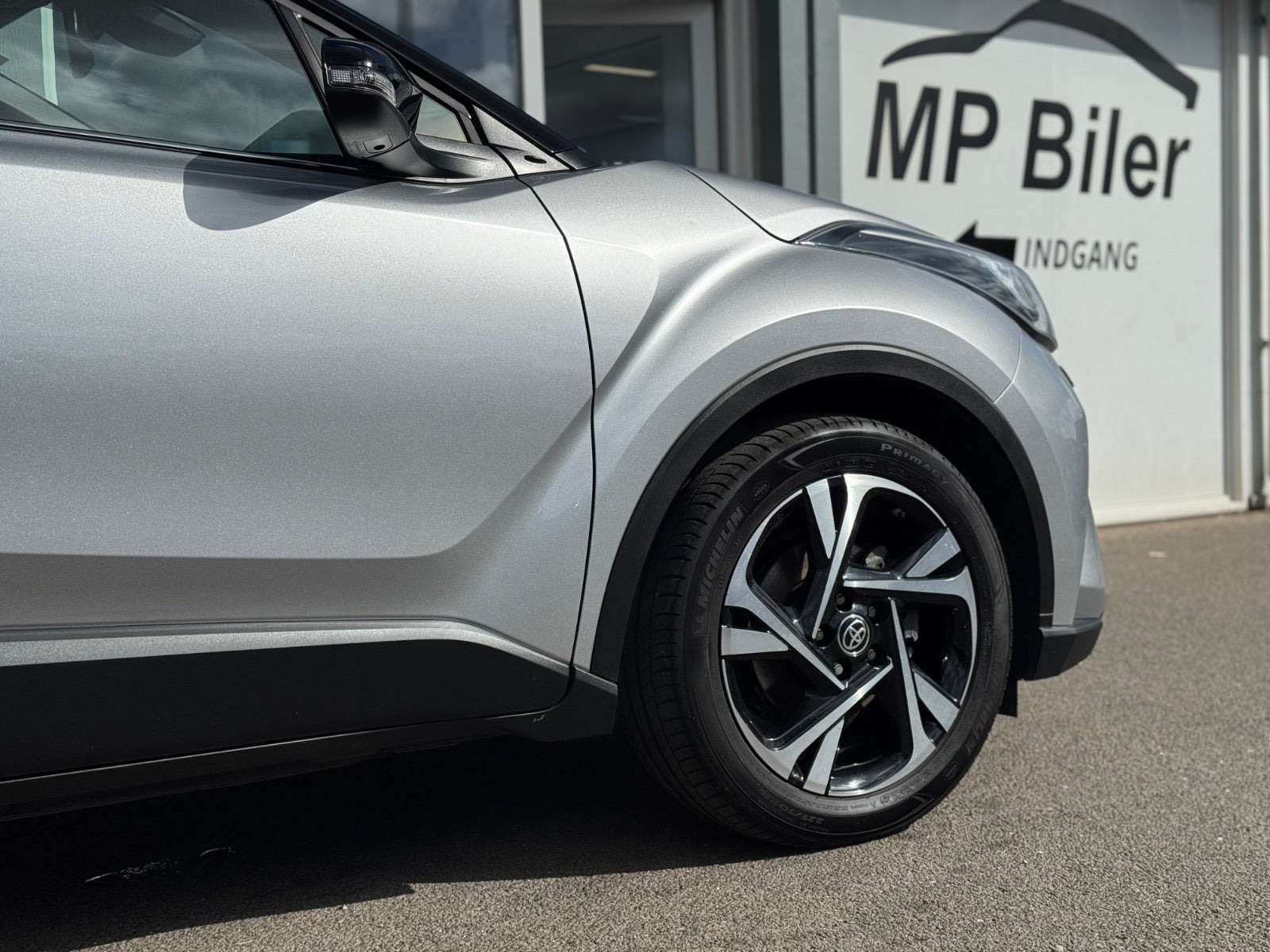 Sølv Toyota C-HR fra 2023