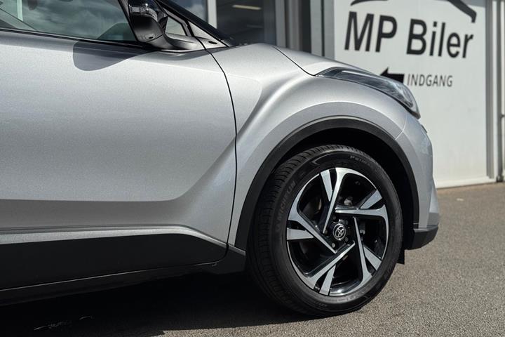 Sølv Toyota C-HR fra 2023