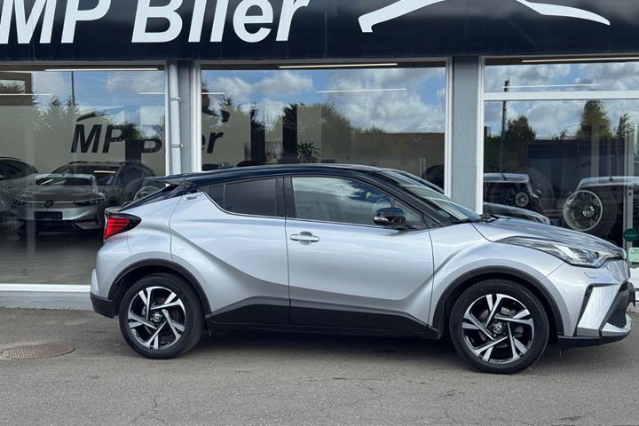 Sølv Toyota C-HR fra 2023