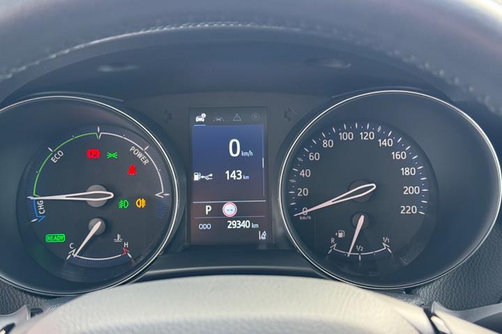 Sølv Toyota C-HR fra 2023
