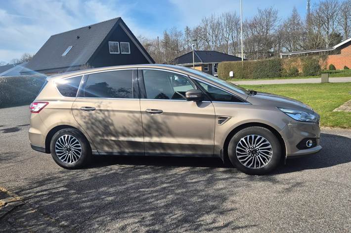 Brun Ford S-MAX fra 2019