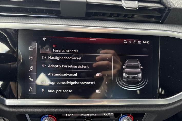 Blå Audi Q3 fra 2021
