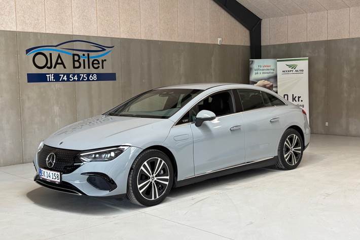 Grå Mercedes EQE300 fra 2024 set udefra