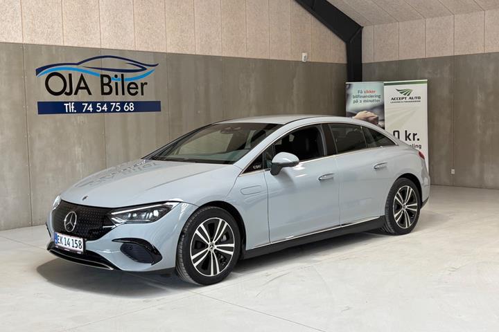 Grå Mercedes EQE300 fra 2024 set udefra