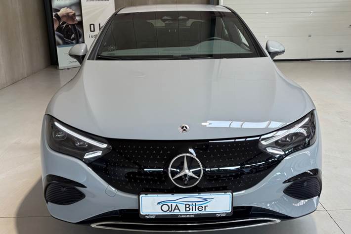 Grå Mercedes EQE300 fra 2024