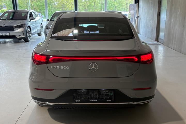 Grå Mercedes EQE300 fra 2024