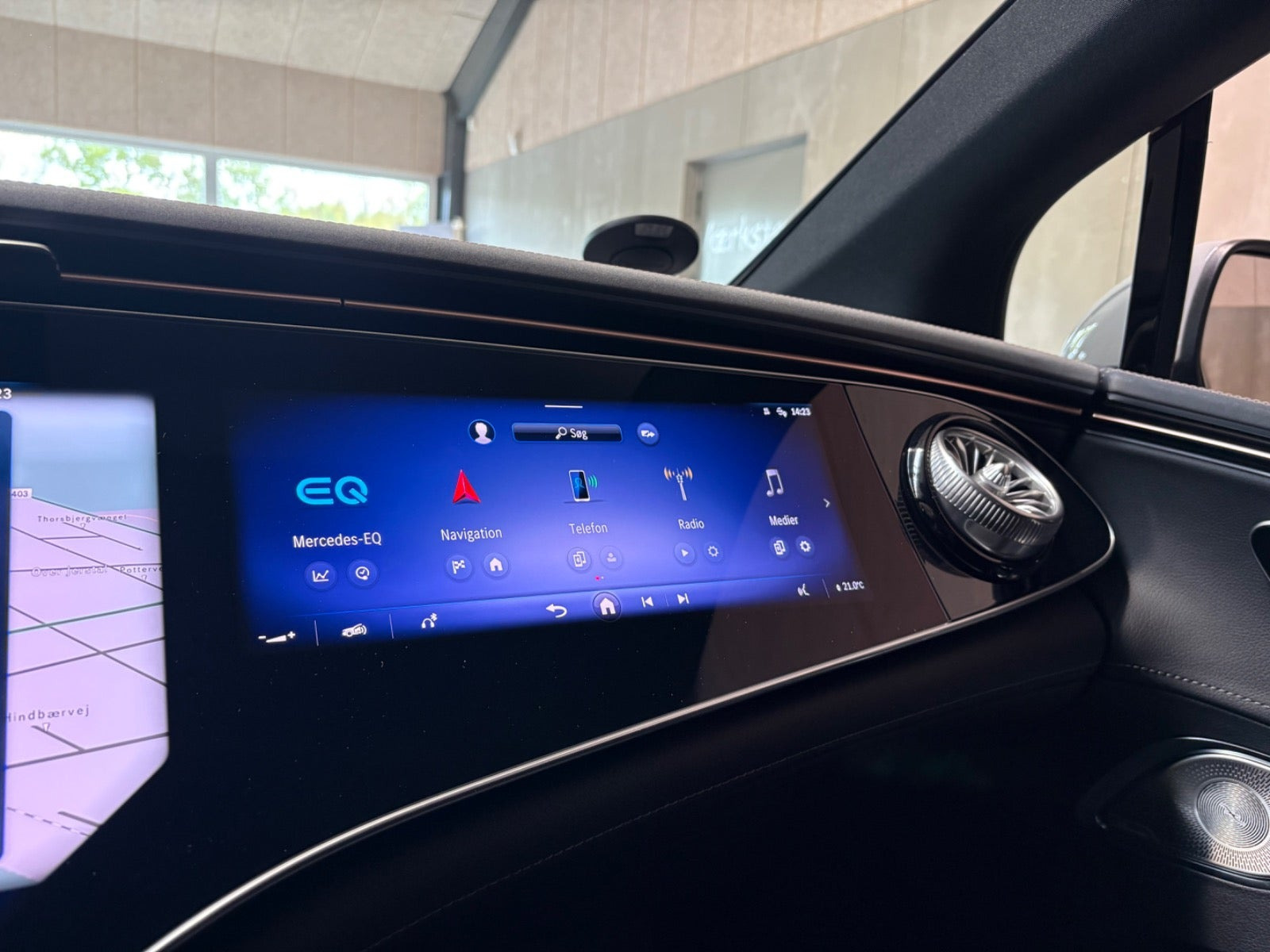 Grå Mercedes EQE300 fra 2024