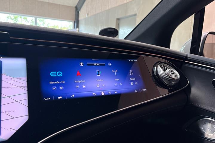 Grå Mercedes EQE300 fra 2024