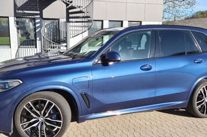 Blå BMW X5 fra 2021