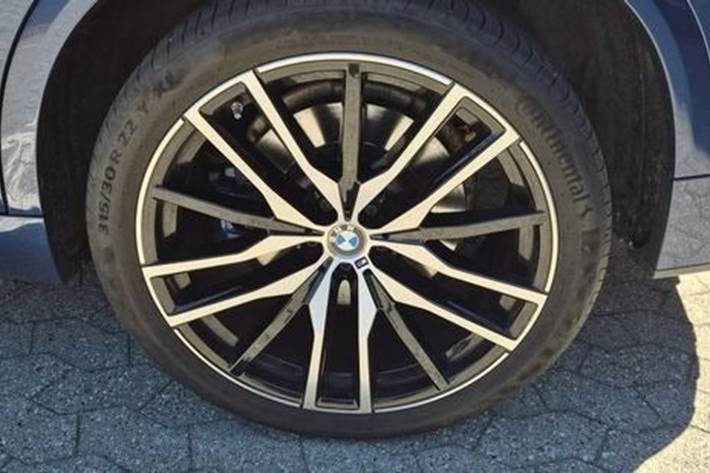 Blå BMW X5 fra 2021