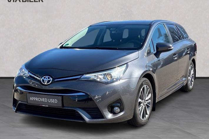Sort Toyota Avensis fra 2017