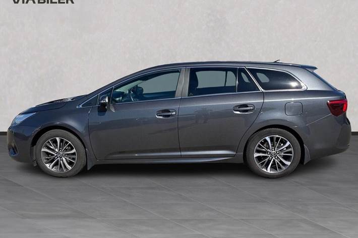 Sort Toyota Avensis fra 2017