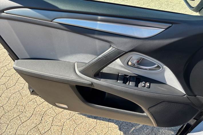 Sort Toyota Avensis fra 2017