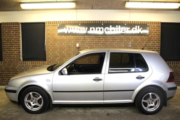 Sølv VW Golf IV fra 2002 set udefra