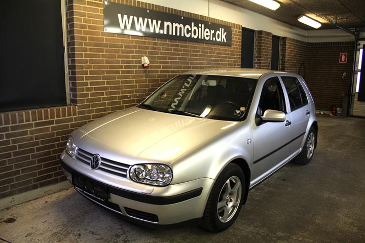 Sølv VW Golf IV fra 2002 set udefra