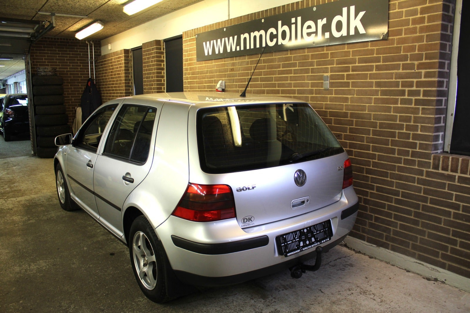 Sølv VW Golf IV fra 2002 set udefra