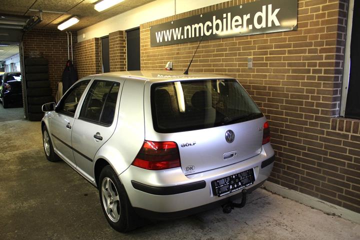 Sølv VW Golf IV fra 2002 set udefra