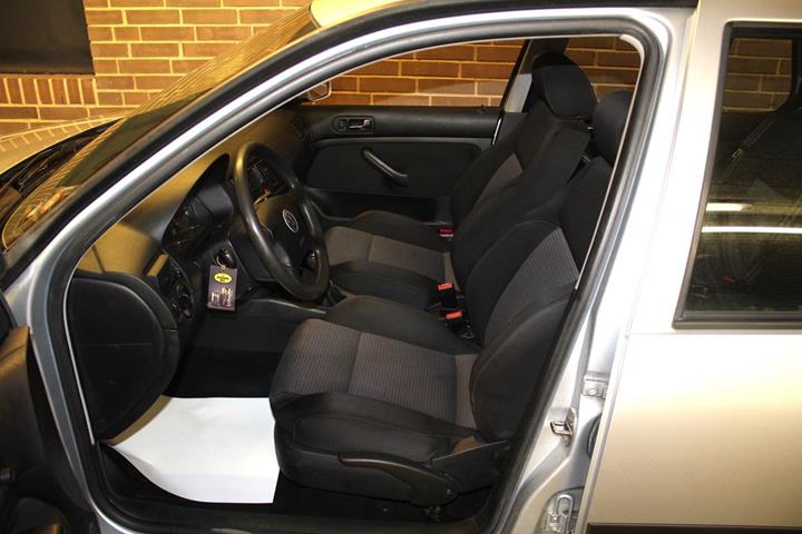 Sølv VW Golf IV fra 2002 set indefra