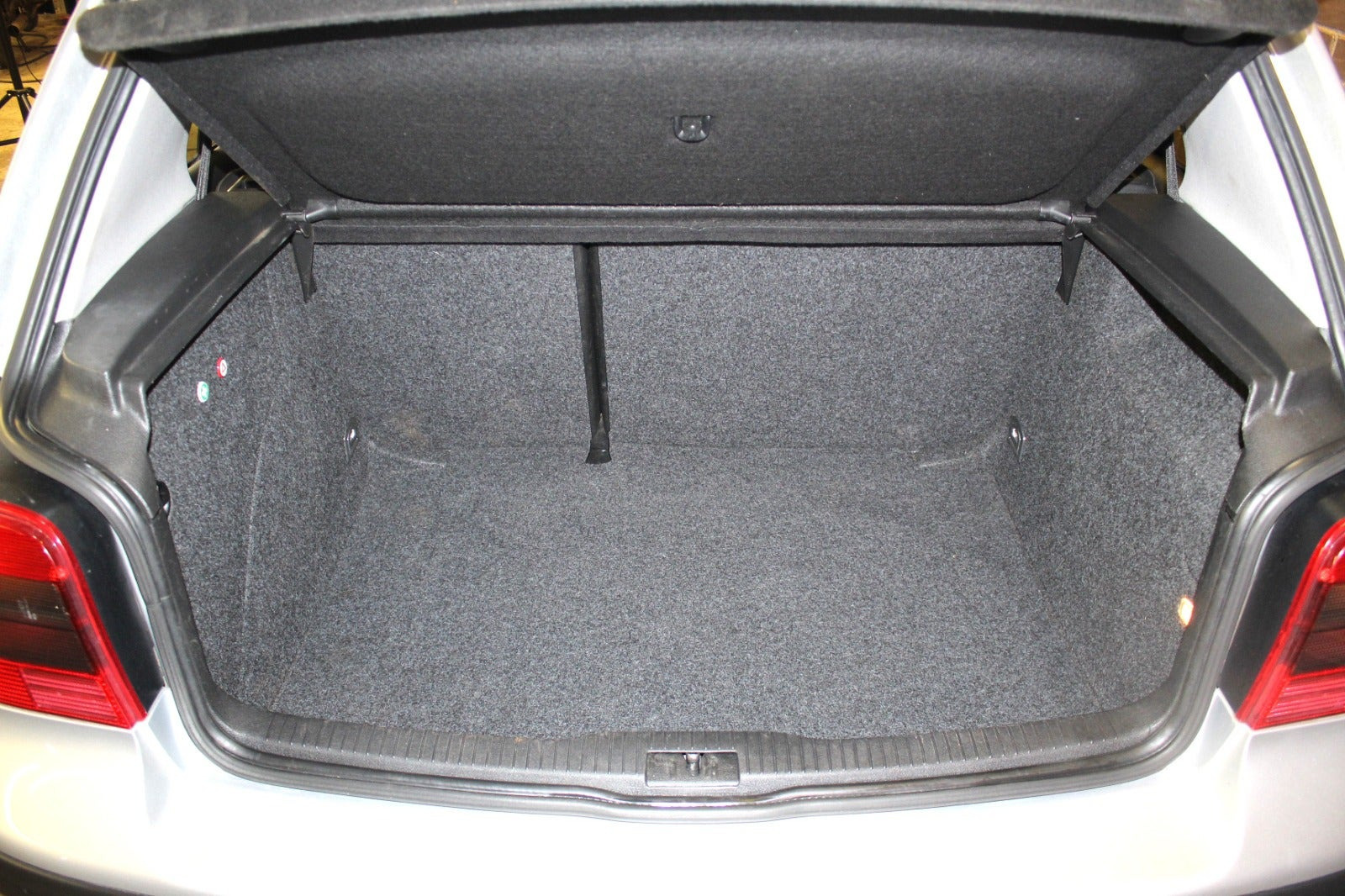 Sølv VW Golf IV fra 2002 set udefra