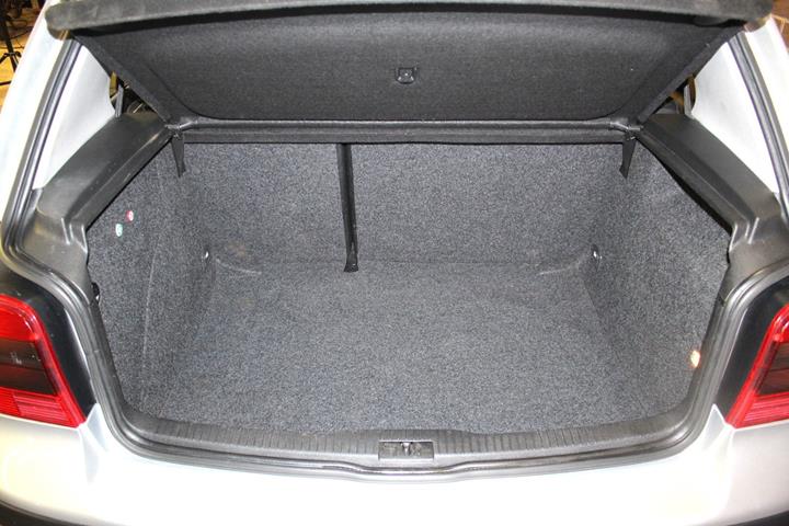 Sølv VW Golf IV fra 2002 set udefra