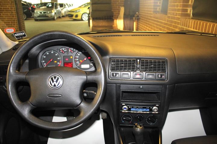 Sølv VW Golf IV fra 2002 set indefra