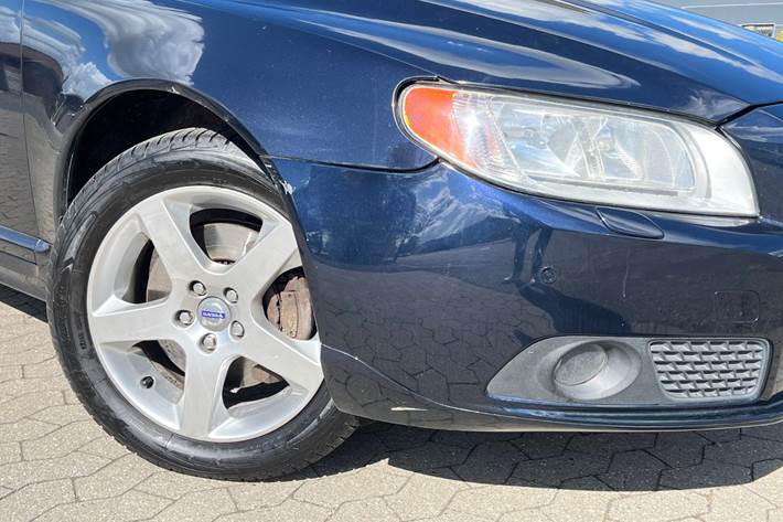 Grøn Volvo V70 fra 2008