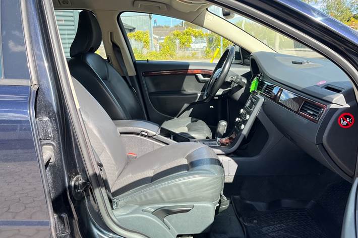 Grøn Volvo V70 fra 2008