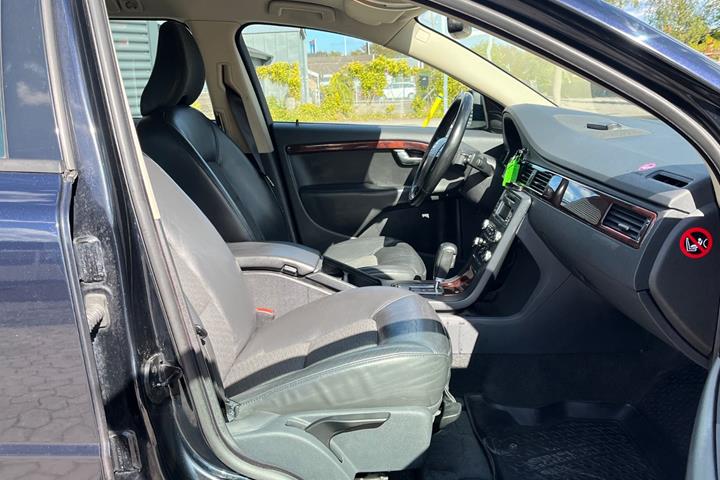Grøn Volvo V70 fra 2008