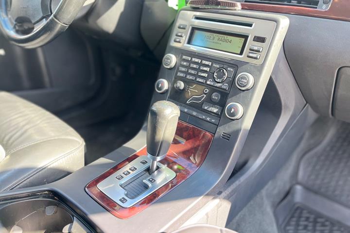 Grøn Volvo V70 fra 2008