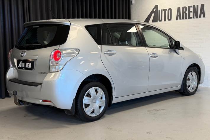 Grå Toyota Verso fra 2011