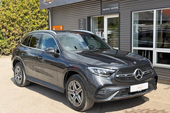 Grå Mercedes GLC300 e fra 2023 set udefra