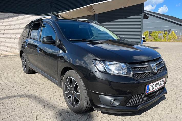 Sort Dacia Logan fra 2016 set udefra
