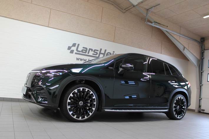 Grøn Mercedes EQE350 SUV fra 2025