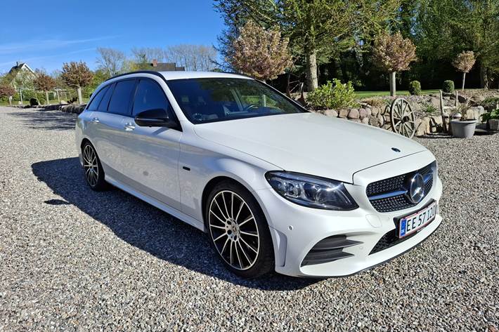 Hvid Mercedes C300 de fra 2020