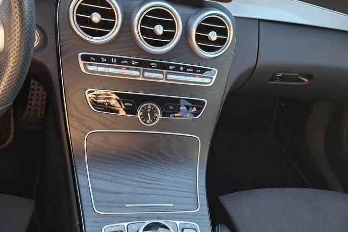 Hvid Mercedes C300 de fra 2020