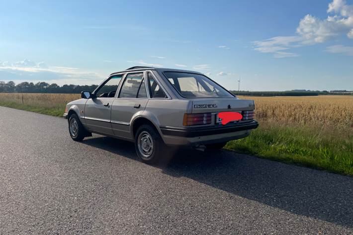 Brun Ford Escort fra 1985
