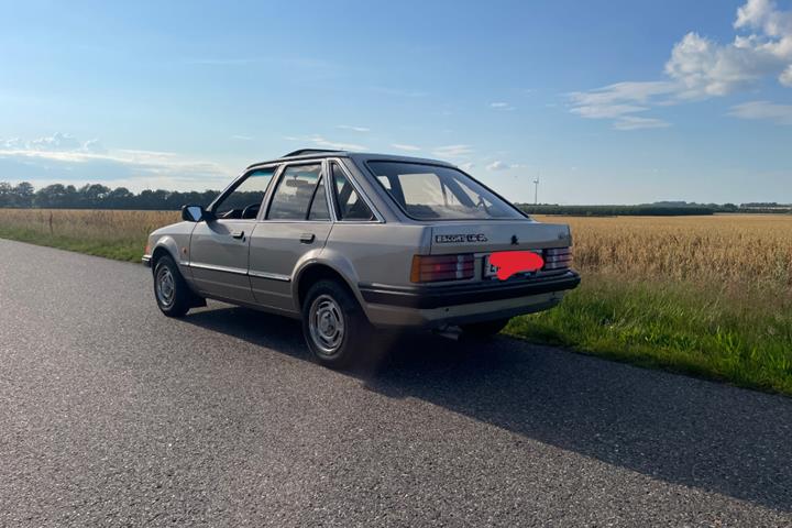 Brun Ford Escort fra 1985