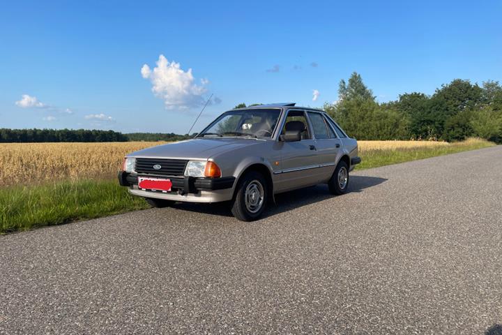 Brun Ford Escort fra 1985