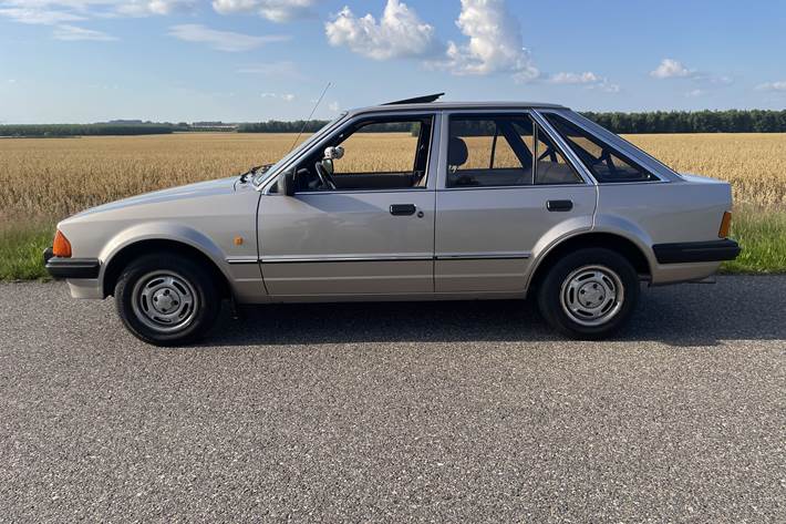 Brun Ford Escort fra 1985